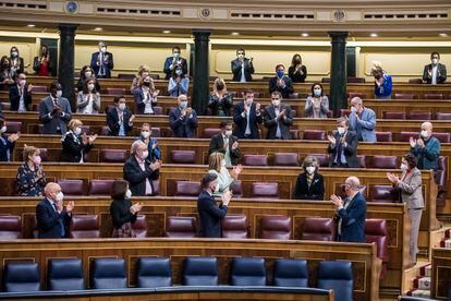 La exministra María Luisa Carcedo recibe los aplausos del pleno del Congreso de los Diputados durante la aprobación de la ley de la eutanasia.