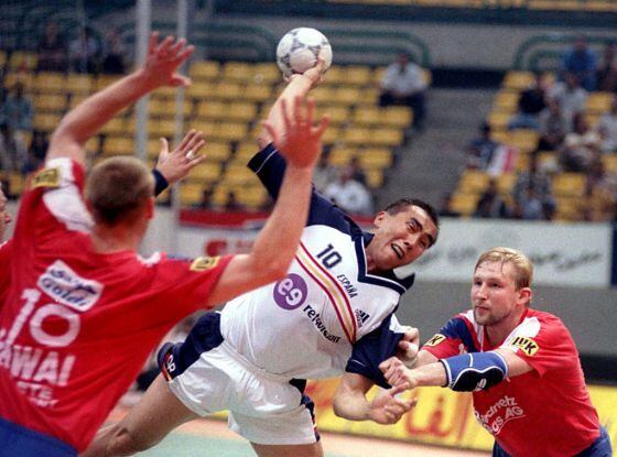 Talant Dujshebaev, en las semifinales del Mundial de 1999, contra Rusia.