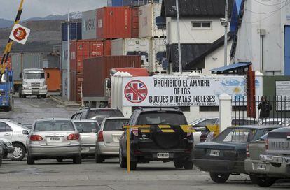 Una de las entradas del puerto argentino de Ushuaia, que muestra un cartel que prohibe la entrada a los "buques piratas ingleses".