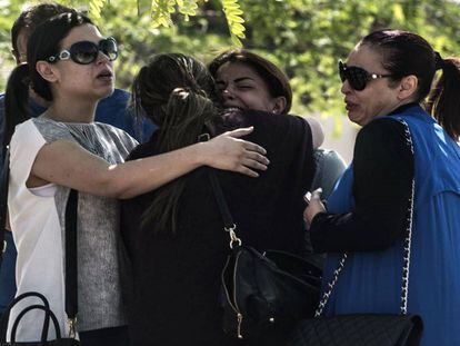 Familiares de pasajeros del vuelo desaparecido, en El Cairo.