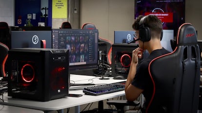 Un adolescente recibe clases de eSports en la academia e-Squad Academy en el barrio de Canillejas de Madrid.