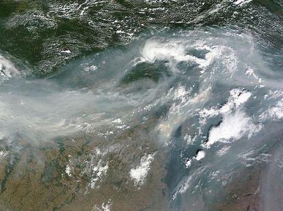 Imagen captada por la NASA que muestra la extensión del humo sobre territorio ruso