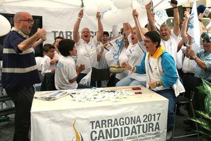 Voluntarios de la candidatura de Tarragona 2017 muestran su alegría.