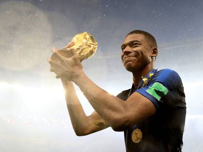 Mbappe con el trofeo del Mundial, en Moscú.