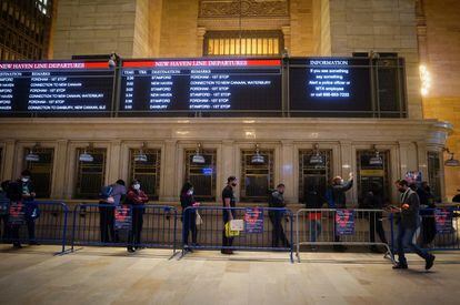 Varias personas esperan para recibir las vacunas para contra la covid en la estación de tren Grand Central, en Nueva York. Estados Unidos está incentivando a sus ciudadanos a vacunarse y alcanzar sus ambiciosas metas de inmunización en dos meses.