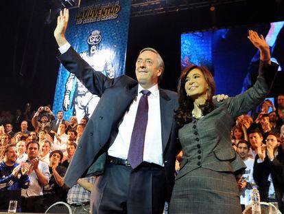 Néstor Kirchner y Cristina Fernández de Kirchner durante un mitin en Argentina.
