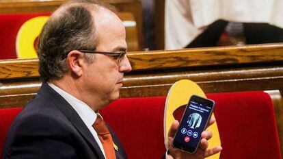 El conseller cesado, Jordi Turull, conectado por teléfono con Carles Puigdemont durante el pleno de constitución de la XII legislatura.