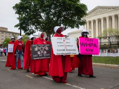 Manifestantes disfrazadas como las esclavas de 'El cuento de la criada', protestan frente al Tribunal Supremo de EE UU el pasado 8 de mayo.