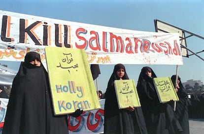 Un grupo de mujeres iraníes se manifestaba en febrero de 1989 en Teherán en contra de Salman Rushdie y pidiendo su muerte tras la fatua de Jomeini. 