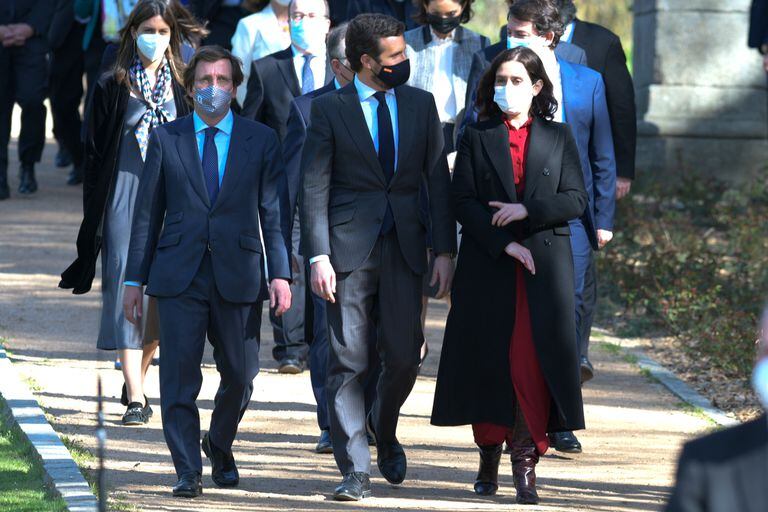 El alcalde de Madrid, José Luis Martínez-Almeida, Pablo Casado e Isabel Díaz Ayuso, ayer.