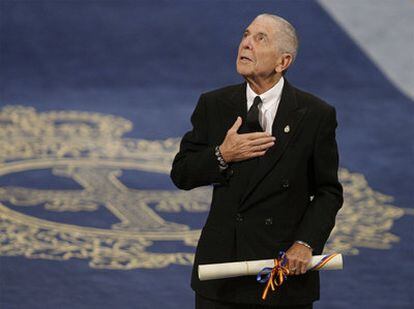 Leonard Cohen agradece el galardón que acaba de recibir en el Teatro Campoamor.