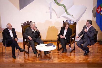 El expresidente colombiano Ernesto Samper con José Mujica, Rosa Devés y Pablo Gentili durante la charla.
