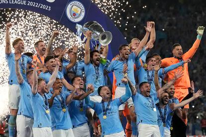 Ilkay Gündogan levanta el trofeo de campeón de la Champions League junto a sus compañeros del Manchester City.