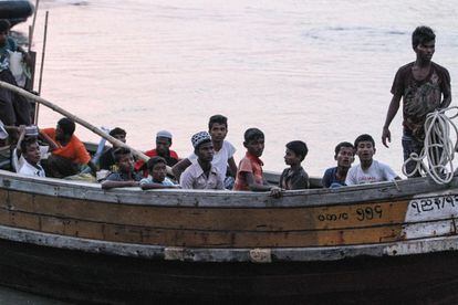 Refugiados rohinyá detenidos frente a las costas de la isla de Langkawi(Malasia) llegan a tierra firme el 3 de abril.