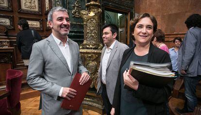 Jaume Collboni, Gerardo Pisarello y Ada Colau, en el pleno del Ayuntamiento de Barcelona