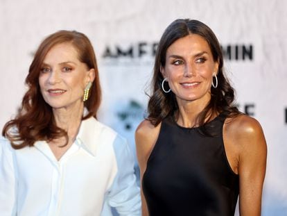 La reina Letizia y la actriz Isabelle Huppert, en la clausura del Atlàntida Mallorca Film Fest 2022 este domingo 31 de julio en Palma (Mallorca).