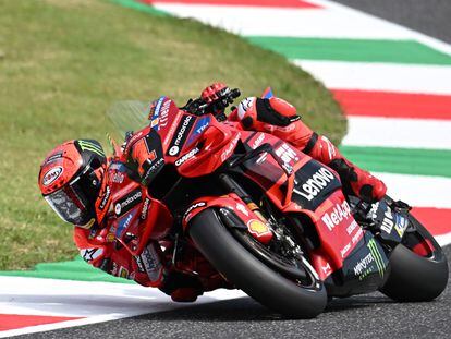 El piloto italiano Francesco Bagnaia del Ducati Lenovo durante la sesión de entrenamientos libres del Gran Premio de Italia de Motociclismo en el circuito de Mugello en Scarperia, Italia