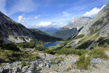 Vista del lago Seebensee y, al fondo, el pico Zugspitze.