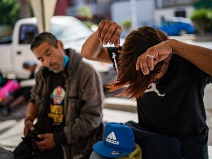 Dos adictos al fentanilo en Tijuana (México), en octubre de 2022.