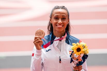 Ana Peleteiro, del Equipo Español, posa con la medalla de bronce conseguida en triple salto de atletismo durante los JJOO 2020, a 2 de agosto, 2021 en Tokio, 

