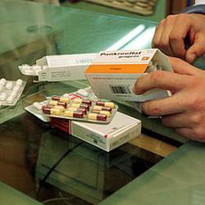 Un paciente adquiere medicamentos en una farmacia.