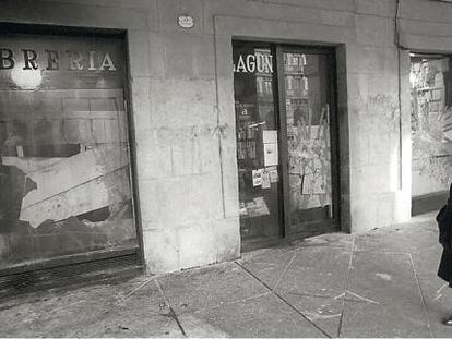 La librer&iacute;a Lagun de San Sebasti&aacute;n, en los noventa, tras sufrir un ataque de los radicales proetarras.