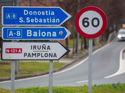 Unas señales de tráfico indican en castellano y euskera la dirección a Pamplona.