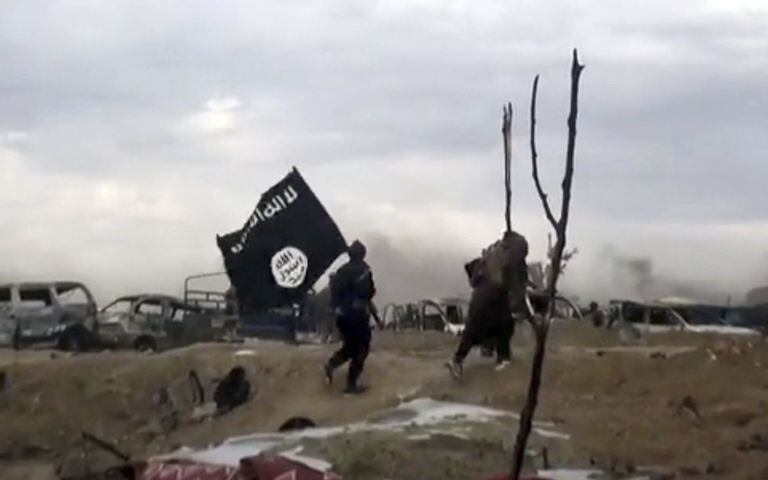 Varios combatientes portan la bandera del ISIS, en un fotograma de un vídeo publicado por el grupo terrorista.