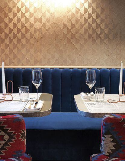 El restaurante The Fish Club, con sus paredes doradas y sus sillas tapizadas, situado en la zona de Les Halles.