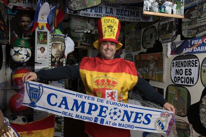 Luis Redondo Sanz, con uno de los disfraces con los que asiste al sorteo de la lotería de Navidad, la semana pasada en Aranjuez.