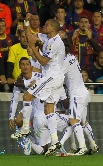 Pepe le hace un corte de manga al público tras el gol de su equipo.