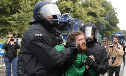 Varios policías detienen a un manifestante delante de la casa de invitados del Senado de Hamburgo donde se aloja el presidente de EE.UU., Donald J. Trump.