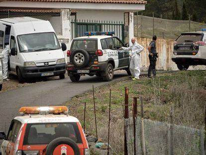 Guardias civiles, en la carretera que lleva a la cueva donde se hallaron los cadáveres. En vídeo, el registro con el presunto asesino de su familia en Tenerife.