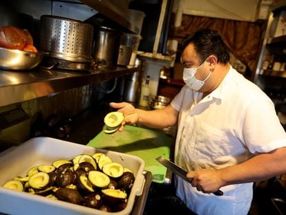 El cocinero Jorge Granada prepara guacamole en el restaurante Tommy's Mexican Restaurant, en San Francisco, California (EEUU).