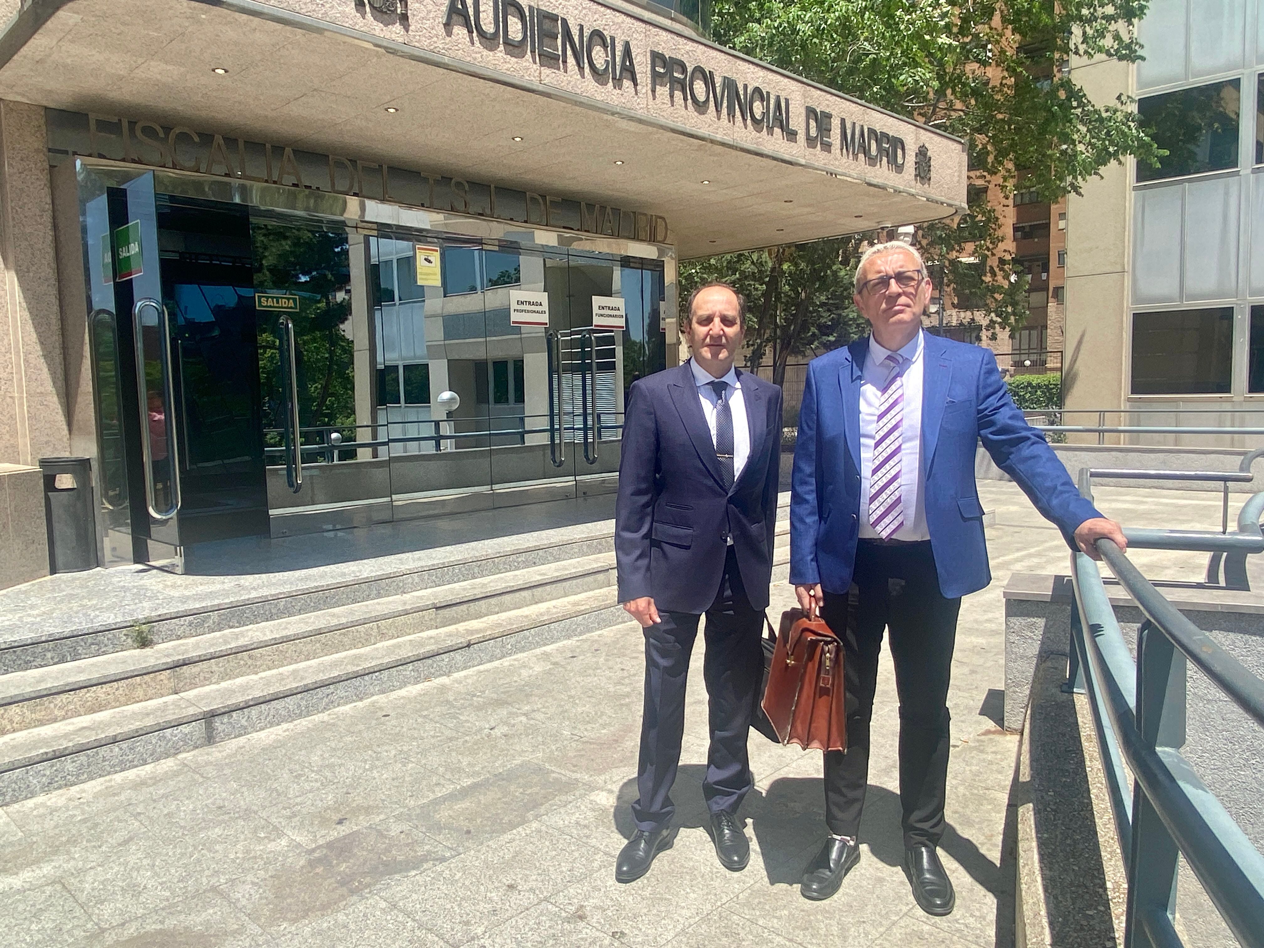 Agustín Mejías y Francisco Rubiales, letrados de Jaro y Gorín respectivamente, a las puertas de la Audiencia Provincial.