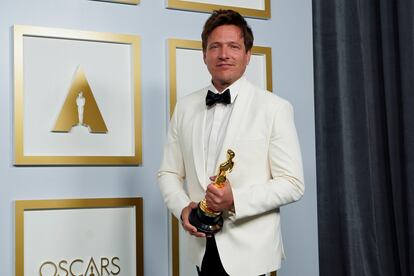 Thomas Vinterberg, con el Oscar en la mano el pasado domingo.