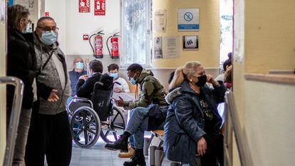 Pacientes en un centro de salud de Madrid, el lunes.