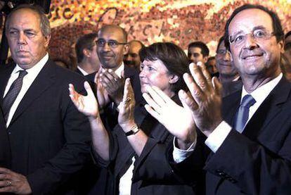 Los aspirantes socialistas Martine Aubry y François Hollande celebran los resultados de los comicios.