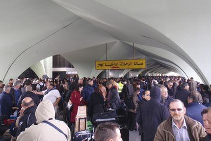 Cientos de personas esperan en el aeropuerto de Trípoli a ser evacuadas del país.