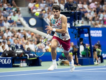 Carlos Alcaraz persigue la pelota durante el partido contra Arnaldi en la Arthur Ashe.