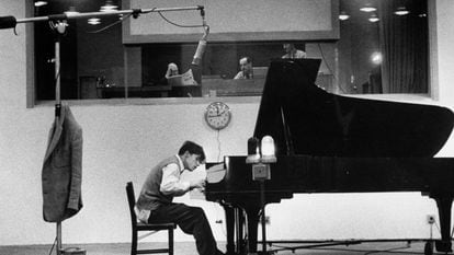 El pianista Glenn Gould toca el piano en unas grabaciones de Bach.