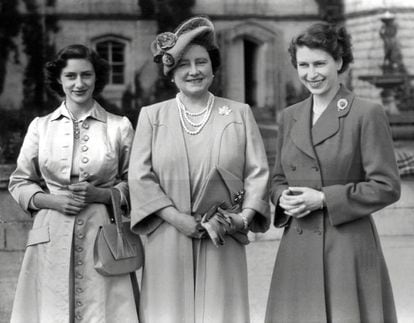 La reina Isabel con sus hijas la princesa Isabel y la princesa Margarita, frente al castilo de Balmoral, en 1951.