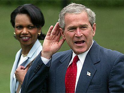 Bush, acompañado de su consejera de seguridad, Condoleezza Rice, antes de emprender viaje a Tennessee.