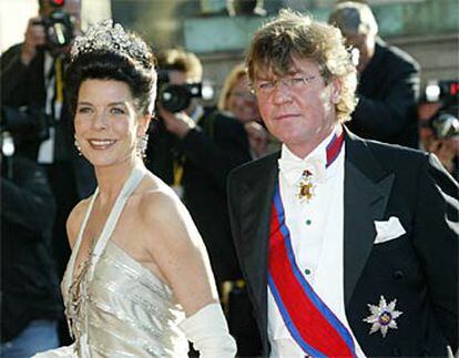 La princesa Carolina de Mónaco y su marido, Ernesto de Hannover, en 2004 en Madrid con motivo de la boda del ahora rey Felipe VI y la reina Letizia.