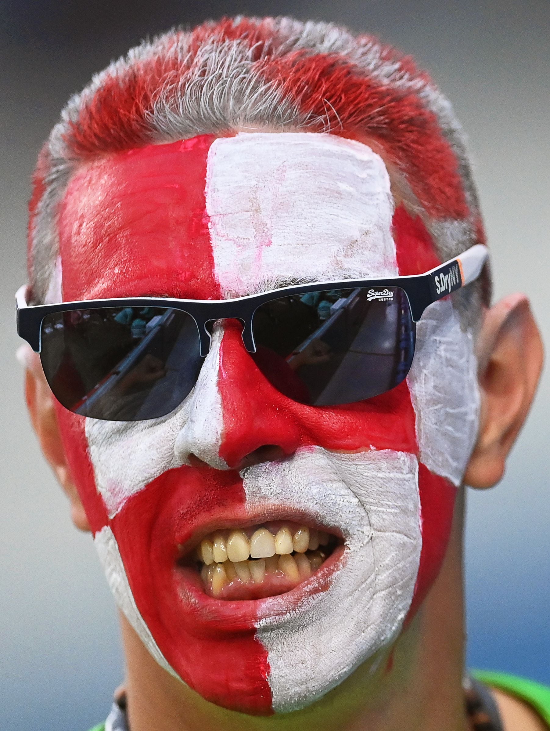 Un seguidor de Croacia con la cara pintada.
