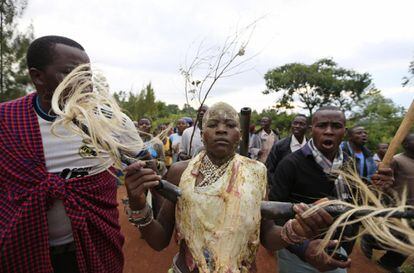 Los rituales de circuncisión se celebran en agosto, en algunas tribus de Kenia, como un rito anual de paso a la edad adulta. La Bukusu, un subgrupo de la etnia Luhya (una de la más numerosas de Kenia), es una de las comunidades que continúan practicando esta ceremonia. El día antes de la misma, el tío del muchacho mata a una vaca y lo viste con un pedazo de la carne como un regalo personal y como un permiso para que se someta a la circuncisión. En esta fotografía, los aldeanos acompañan a un joven cubierto por la carne del animal, desde la casa de su tío el pasado 8 de agosto de 2014.