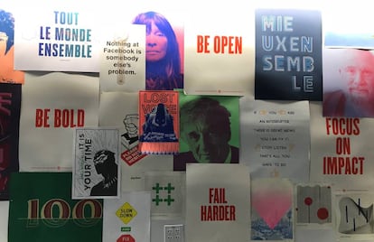 Una de las paredes de Facebook con carteles diseñados por los empleados.