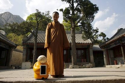 El maestro Xianfan junto a su alter ego robótico, Xian'er, en el templo budista de Longquan.