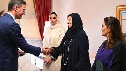 El presidente del Gobierno, Pedro Sánchez, mantiene un encuentro con mujeres de Qatar en Doha, este miércoles.