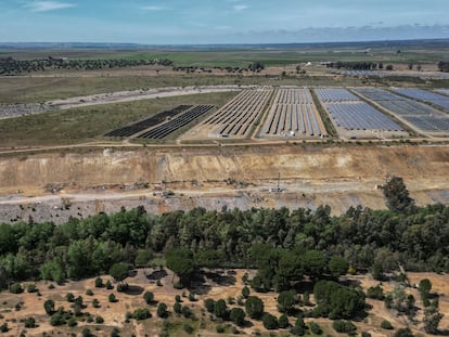 Planta solar en los terrenos rehabilitados de Aznalcóllar donde se ubicó la balsa que se rompió en 1998, este domingo.